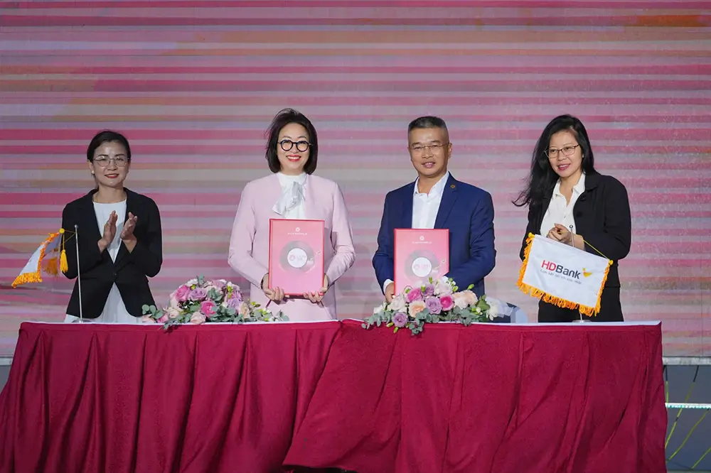 Bà Đoàn Thúy Hằng, Giám đốc Khối Tài chính Kế toán KN Cam Ranh (thứ 2 từ trái qua) cùng ông Trần Văn Bắc, Giám đốc Ngân hàng HD Bank ký kết hợp tác phân khu Cara365.