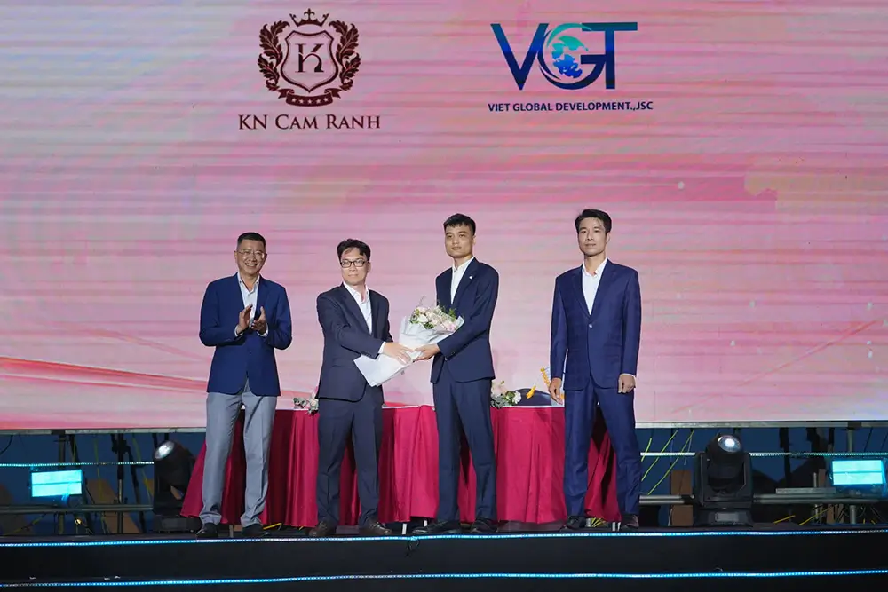 Đại diện KN Cam Ranh và Việt Global trao hoa sau lễ ký kết hợp tác.