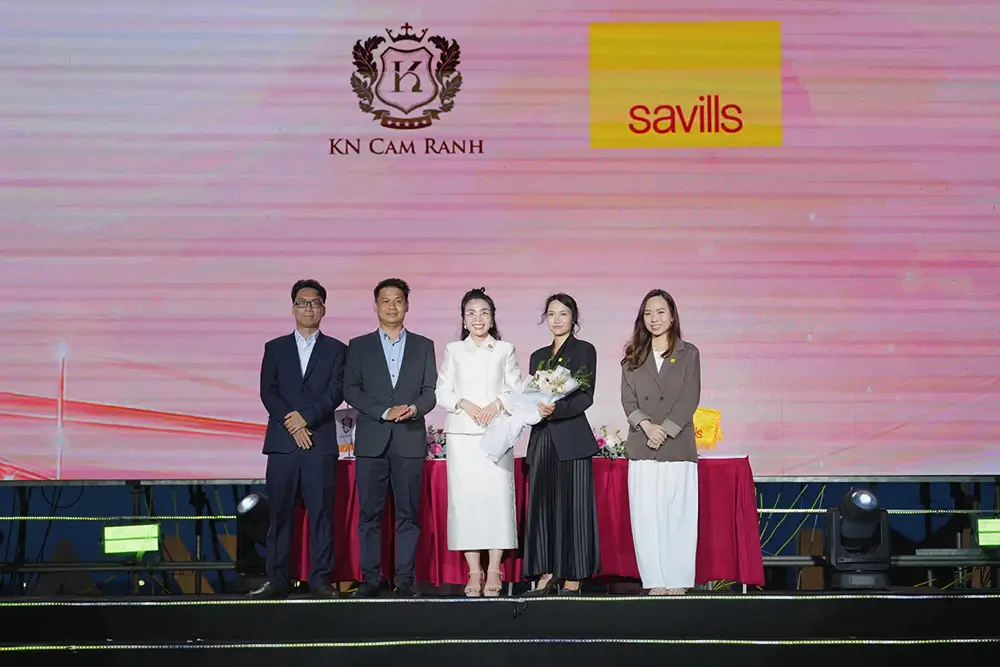 Đại diện chủ đầu tư và Savills trao hoa, đánh dấu hợp tác trong tư vấn vận hành Cara365.