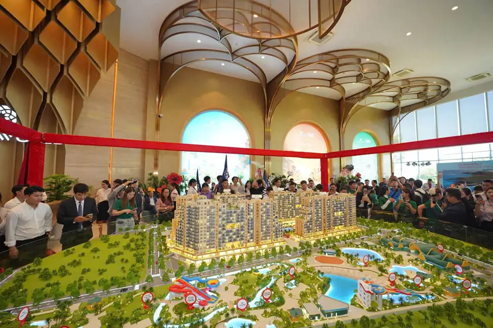 Khách tham quan tìm hiểu Cara365 tại khu vực sa bàn. Ảnh Thu Hương
